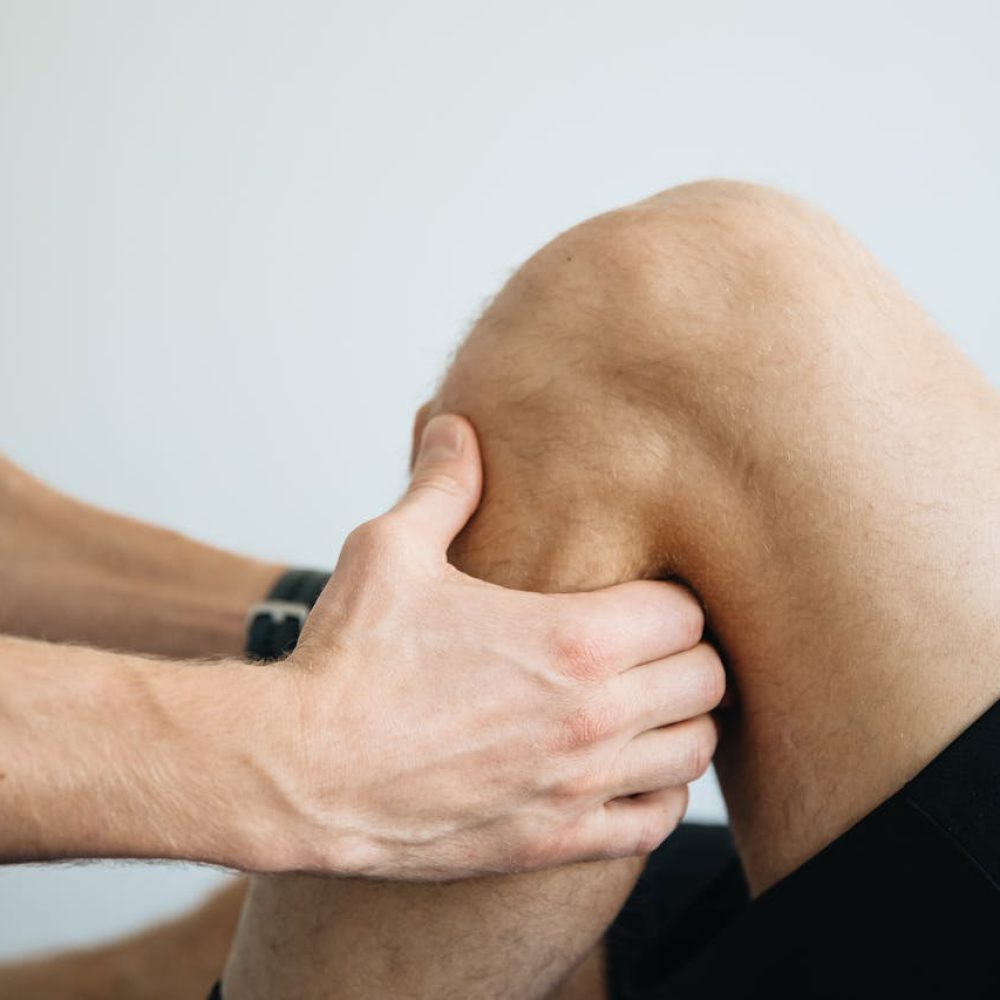 physiotherapist inspect a patient’s knee physiotherapy